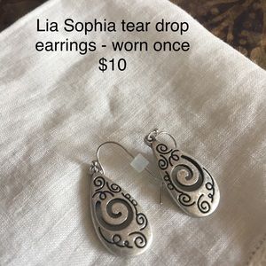 Tear drop silver earrings